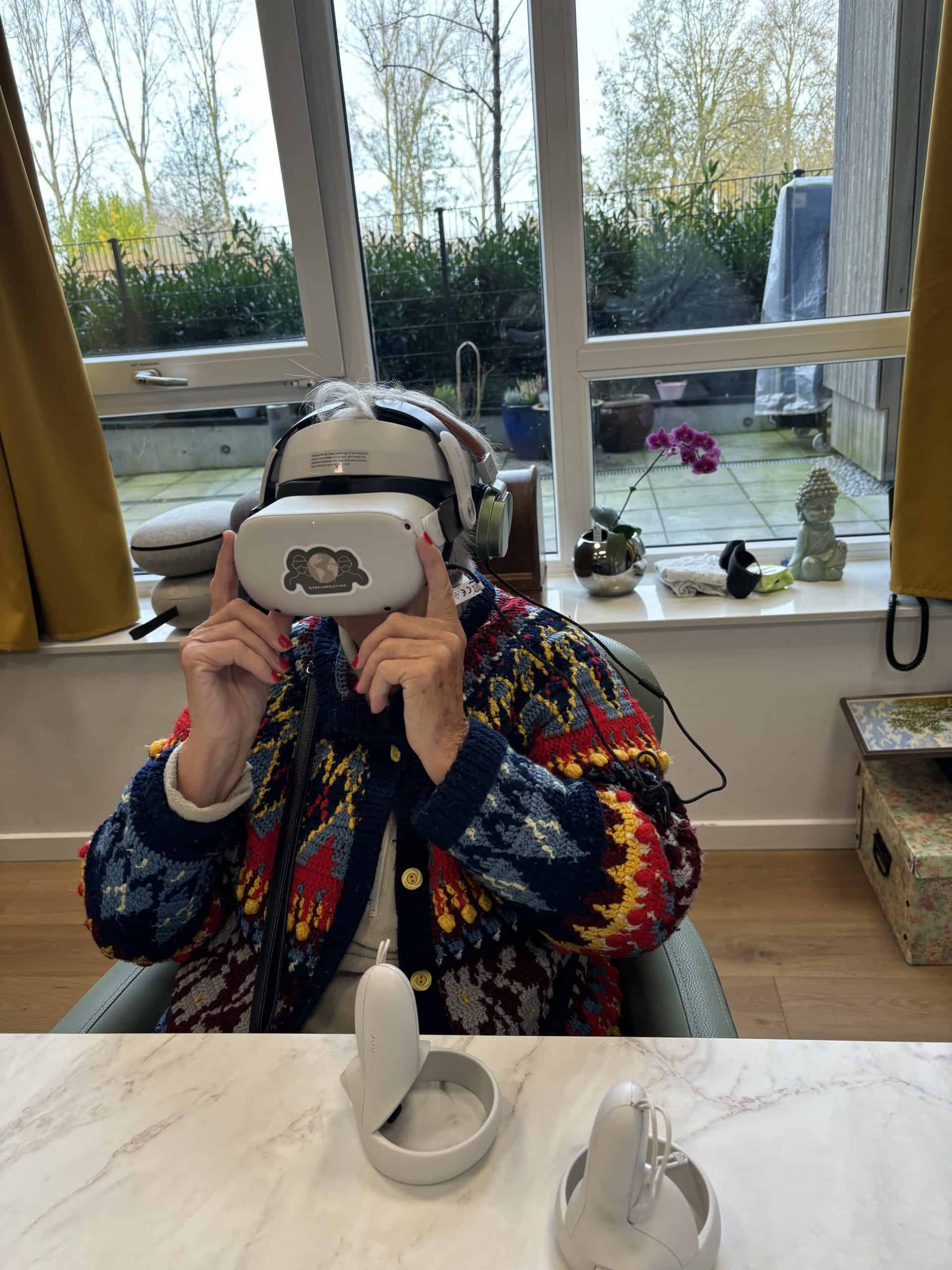 Bewoner geniet van een winterse VR-ervaring