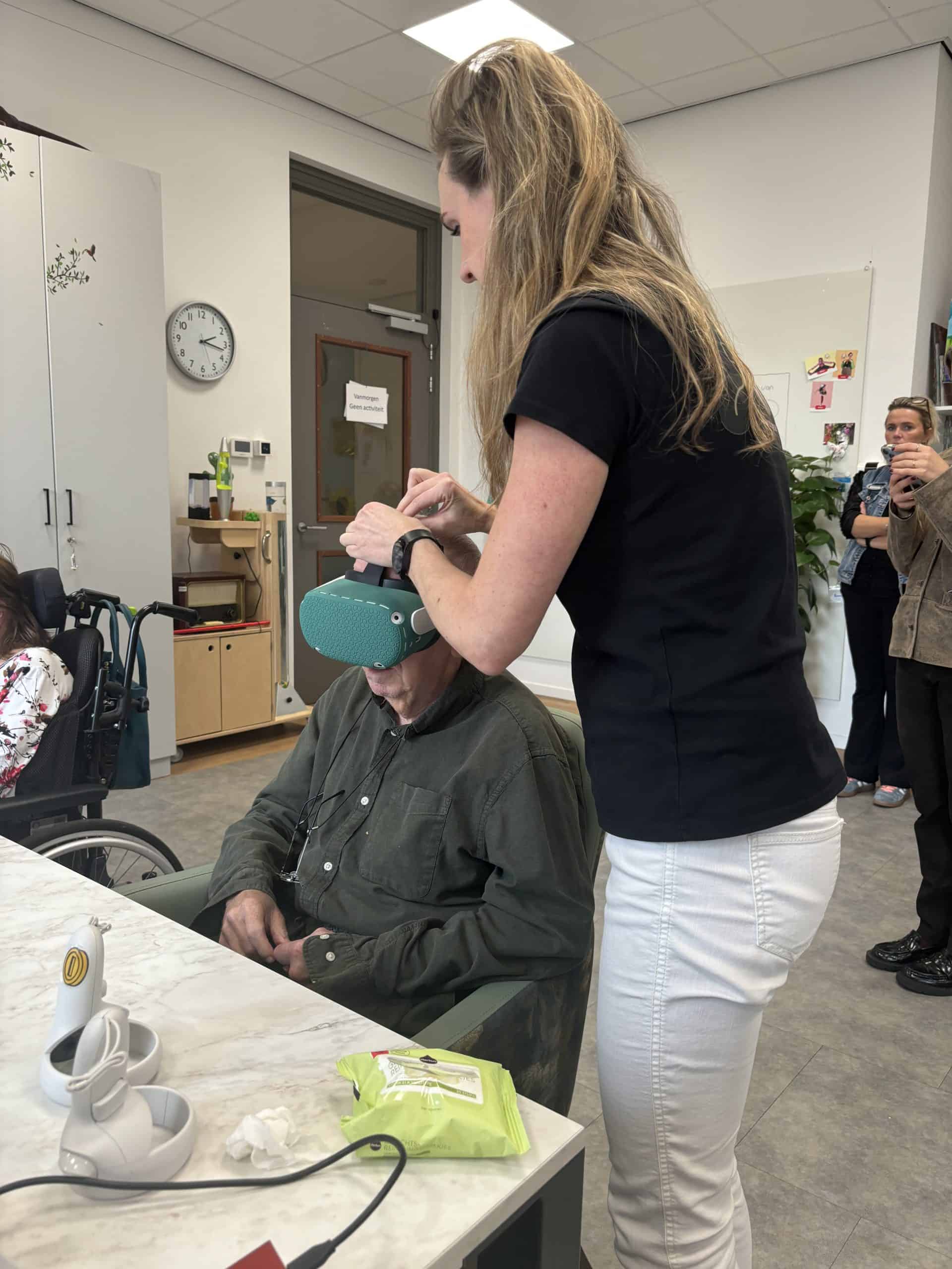 Bewoner geniet van een winterse VR-ervaring